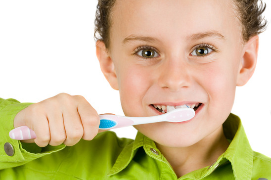 Kind seine Zähne putzen